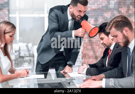 Unternehmer durch ein Megaphon während einer Sitzung schreien Stockfoto