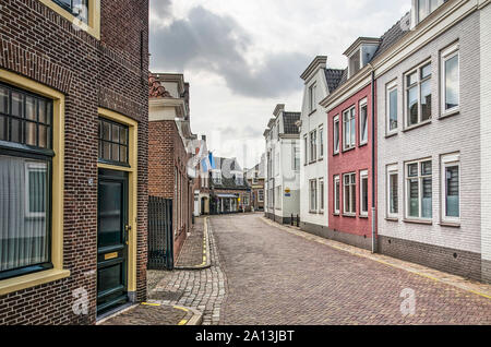 Steenwijk, Niederlande, 21. August 2019: Straße in der Altstadt mit gemauerten Häuser, einige von ihnen weiß oder rot lackiert Stockfoto