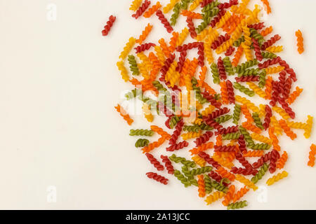 Fusilli bunte Nudeln auf einem weißen Hintergrund verstreut, horizontale Ausrichtung, kopieren Raum Stockfoto