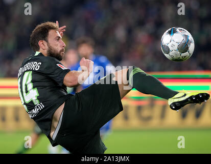 Wolfsburg, Deutschland. 23 Sep, 2019. Fussball: Bundesliga, Spieltag 5: VfL Wolfsburg - 1899 Hoffenheim in der Volkswagen Arena. Wolfsburg Admir Mehmedi befindet sich auf der Kugel. Credit: Peter Steffen/dpa - WICHTIGER HINWEIS: In Übereinstimmung mit den Anforderungen der DFL Deutsche Fußball Liga oder der DFB Deutscher Fußball-Bund ist es untersagt, zu verwenden oder verwendet Fotos im Stadion und/oder das Spiel in Form von Bildern und/oder Videos - wie Foto Sequenzen getroffen haben./dpa/Alamy leben Nachrichten Stockfoto