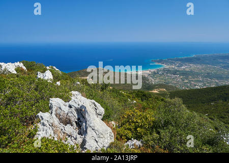 Blick von der Spitze des Berges, der den Hafen von Alykanas auf der Insel Zakynthos in Griechenland Stockfoto