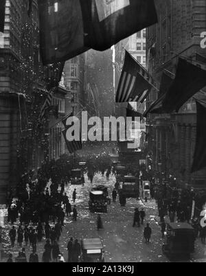 Die Feier an der Wall Street nach der deutschen Kapitulation, endete der Zweite Weltkrieg. Stockfoto