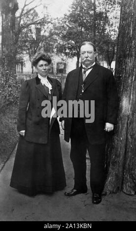 Präsident William Howard Taft mit seiner Frau Helen Herron Taft in einem Garten ca. 1909. Stockfoto