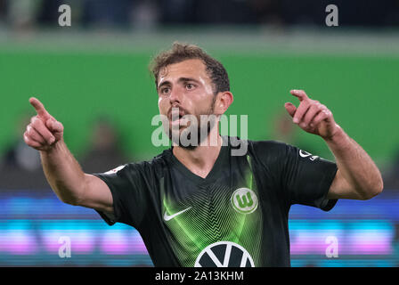 Wolfsburg, Deutschland. 23 Sep, 2019. Fussball: Bundesliga, Spieltag 5: VfL Wolfsburg - 1899 Hoffenheim in der Volkswagen Arena. Wolfsburg Admir Mehmedi wirft seine Arme. Credit: Peter Steffen/dpa - WICHTIGER HINWEIS: In Übereinstimmung mit den Anforderungen der DFL Deutsche Fußball Liga oder der DFB Deutscher Fußball-Bund ist es untersagt, zu verwenden oder verwendet Fotos im Stadion und/oder das Spiel in Form von Bildern und/oder Videos - wie Foto Sequenzen getroffen haben./dpa/Alamy leben Nachrichten Stockfoto