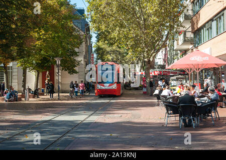 Die Straßenbahn, die durch die Fußgängerzone in Frechen bei Köln, NRW, Deutschland Stockfoto