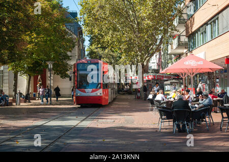 Die Straßenbahn, die durch die Fußgängerzone in Frechen bei Köln, NRW, Deutschland Stockfoto