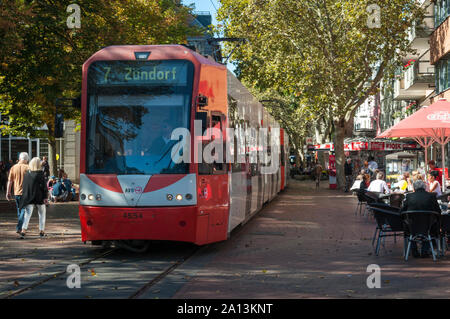 Die Straßenbahn, die durch die Fußgängerzone in Frechen bei Köln, NRW, Deutschland Stockfoto