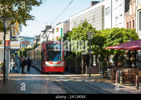 Die Straßenbahn, die durch die Fußgängerzone in Frechen bei Köln, NRW, Deutschland Stockfoto