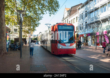 Die Straßenbahn, die durch die Fußgängerzone in Frechen bei Köln, NRW, Deutschland Stockfoto