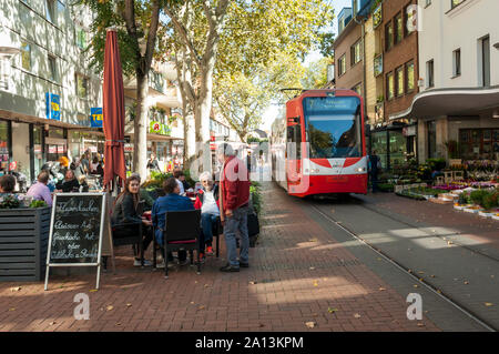 Die Straßenbahn, die durch die Fußgängerzone in Frechen bei Köln, NRW, Deutschland Stockfoto