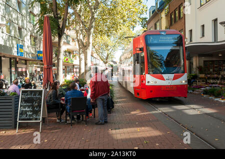 Die Straßenbahn, die durch die Fußgängerzone in Frechen bei Köln, NRW, Deutschland Stockfoto