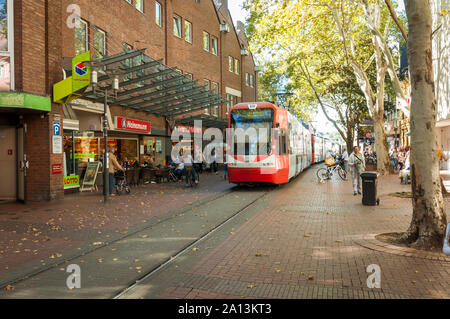 Die Straßenbahn, die durch die Fußgängerzone in Frechen bei Köln, NRW, Deutschland Stockfoto