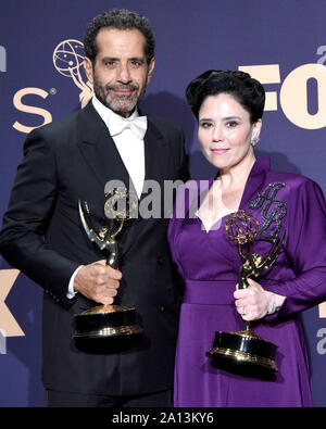 September 22, 2019, Los Angeles, Kalifornien, USA: Tony Shalhoub, ALEX BORSTEIN bei den Emmy Awards 2019: Presse auf der Microsoft Theater in Los Angeles, CA (Credit Bild: © Kay Blake/ZUMA Draht) Stockfoto