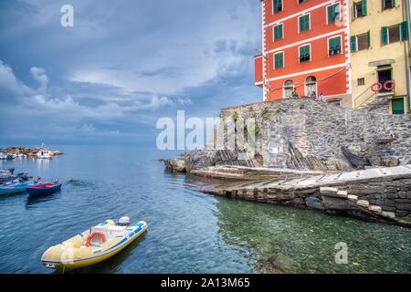 Riomaggiore, Italien - September 17, 2018: Blick auf die kleine Bucht von einem der Cinque Terre, die Stadt in das Ligurische Meer. Stockfoto