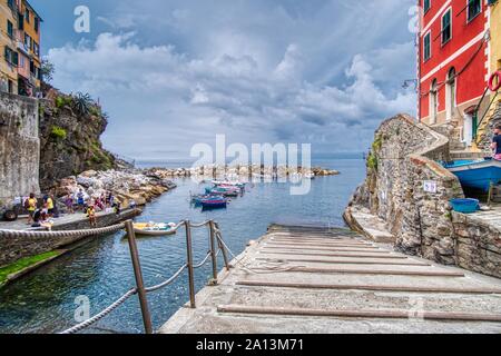 Riomaggiore, Italien - September 17, 2018: Blick auf die kleine Bucht von einem der Cinque Terre, die Stadt in das Ligurische Meer. Stockfoto