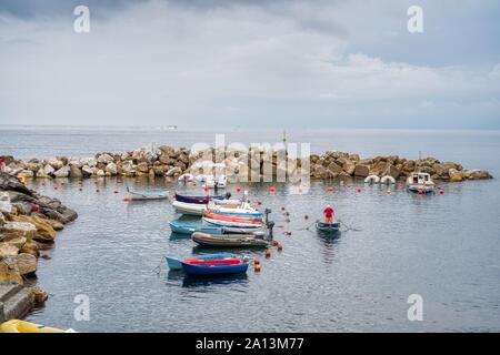 Riomaggiore, Italien - September 17, 2018: Blick auf die kleine Bucht von einem der Cinque Terre, die Stadt in das Ligurische Meer. Stockfoto