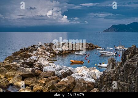 Riomaggiore, Italien - September 17, 2018: Blick auf die kleine Bucht von einem der Cinque Terre, die Stadt in das Ligurische Meer. Stockfoto