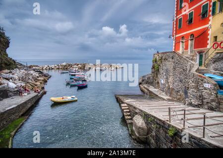 Riomaggiore, Italien - September 17, 2018: Blick auf die kleine Bucht von einem der Cinque Terre, die Stadt in das Ligurische Meer. Stockfoto