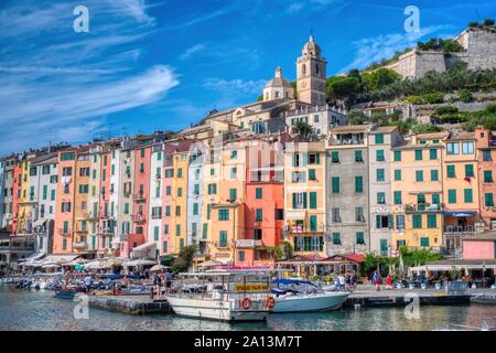 Portovenere, Italien, 19. September 2018: Blick auf die Stadt im Ligurischen Meer der alten und typischen Dorf der Cinque Terre im Sommer Stockfoto