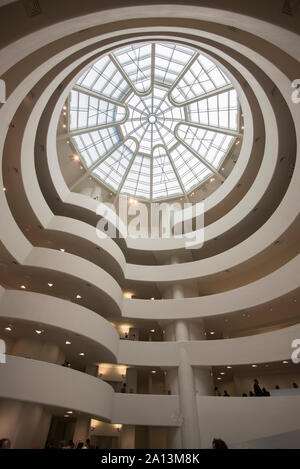 Innenraum des Guggenheim Museum New York, 02. Stockfoto