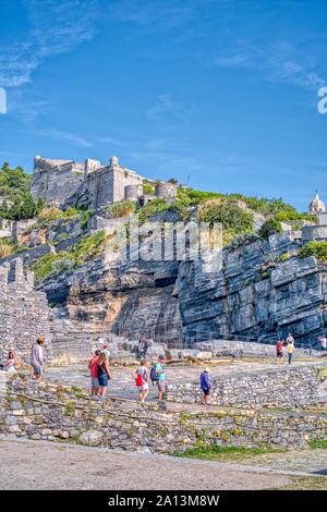 Portovenere, Italien - 19 September 2018: Touristen besuchen Sie die berühmte Kirche in der Cinque Terre in Ligurien Stockfoto