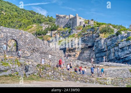 Portovenere, Italien - 19 September 2018: Touristen besuchen Sie die berühmte Kirche in der Cinque Terre in Ligurien Stockfoto