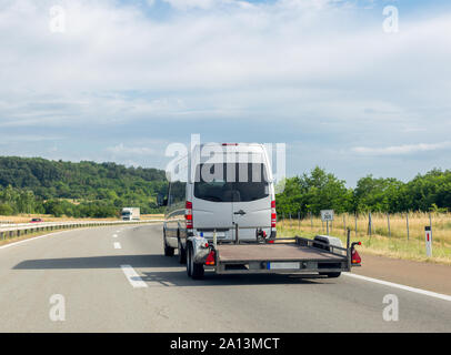 Weißen Kleinbus mit leeren Transporter Transporter auf der Autobahn. Platz für Text Stockfoto