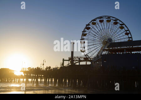 Sonnenuntergang am Santa Monica Pier, Los Angeles, Kalifornien Stockfoto