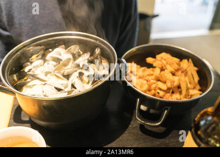 Köstliche traditionelle Muscheln mit Roquefort und Pommes Frites essen Nähe zu sehen. Stockfoto