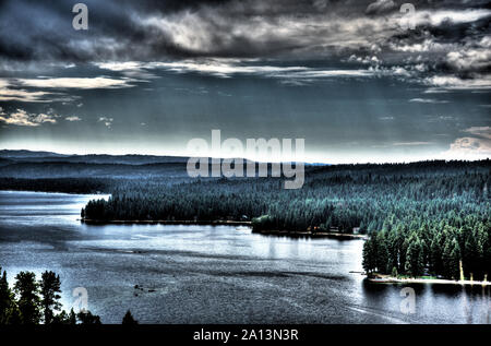 Payette Lake mit Wolken Stockfoto