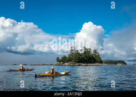 Kayaker paddeln unter den gebrochenen Gruppe Inseln im Pacific Rim National Park Reserve, British Columbia, Kanada. Stockfoto