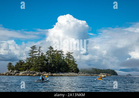 Kayaker paddeln unter den gebrochenen Gruppe Inseln im Pacific Rim National Park Reserve, British Columbia, Kanada. Stockfoto