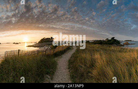 Panorama der idyllischen Küste und Strand bei Sonnenuntergang mit Sandy Fußweg in die Ferne führenden Stockfoto