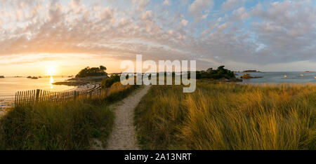 Panorama der idyllischen Küste und Strand bei Sonnenuntergang mit Sandy Fußweg in die Ferne führenden Stockfoto