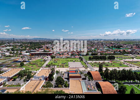 San Andrés Cholula, Mexiko, 30. September 2018 - Hohe Betrachtungswinkel von Puebla Stadt von Pyramide von Cholula in einem schönen Tag mit blauen Himmel gesehen. Stockfoto