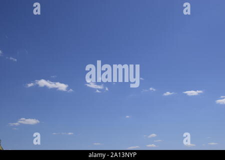 Fantastisch weiche, weiße Wolken vor blauem Himmel. Blauer Himmel mit Wolken. Clearing Tag und gutes Wetter am Morgen. Stockfoto