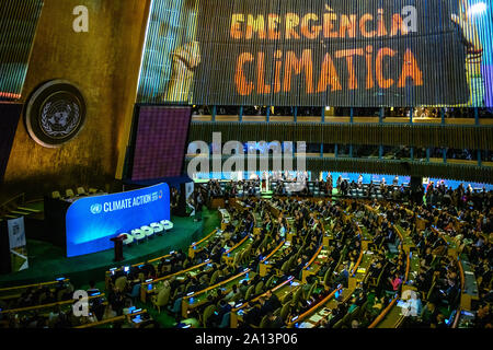 New York, USA, 23. September 2019. Ein riesiger audiovisuelle Präsentation ist an den Wänden der Generalversammlung vor der Eröffnung der UN-Klimapolitik Gipfel 2019 am Sitz der Vereinten Nationen in New York City projiziert. Wörter auf Portugiesisch lesen: "Notfall". Credit: Enrique Ufer/Alamy leben Nachrichten Stockfoto