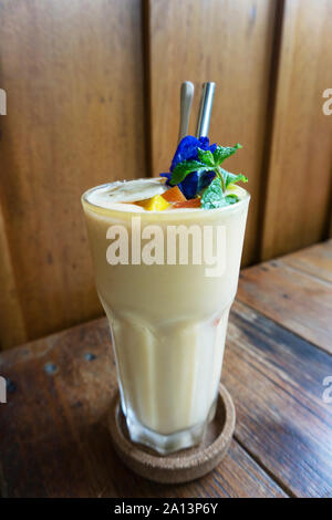 Bananen smoothie Milchshake mit Beeren, Mango und Minze Stockfoto