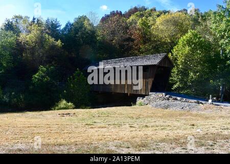 Covered Bridge oner Indian Creek in Union W Virginia USA Stockfoto