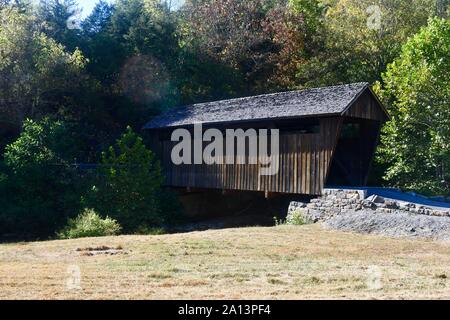 Covered Bridge oner Indian Creek in Union W Virginia USA Stockfoto