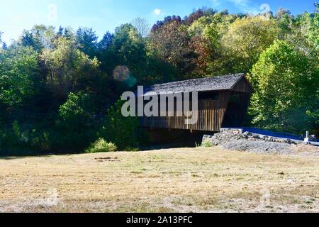 Covered Bridge oner Indian Creek in Union W Virginia USA Stockfoto