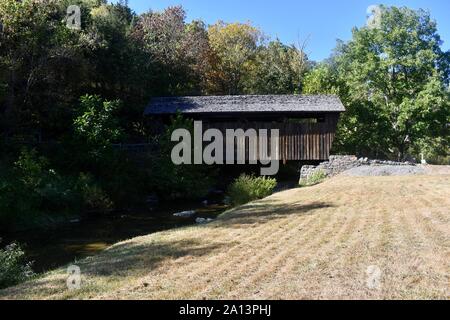 Covered Bridge oner Indian Creek in Union W Virginia USA Stockfoto