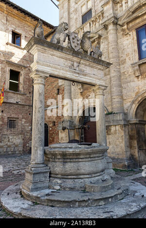 Alten Brunnen auf dem Hauptplatz von Montepulciano, berühmten toskanischen Stadt in Italien. Stockfoto