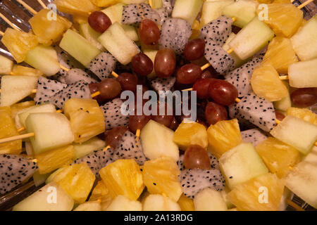 Grill Stil verschiedene Arten von Obst auf Stick wunderschön auf einer Platte angeordnet sind. Stockfoto