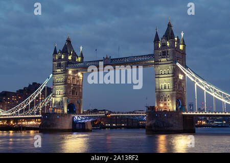 Wahrzeichen von England United Kingdom in der Abenddämmerung. Stockfoto