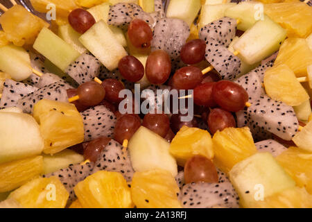 Grill Stil verschiedene Arten von Obst auf Stick wunderschön auf einer Platte angeordnet sind. Stockfoto