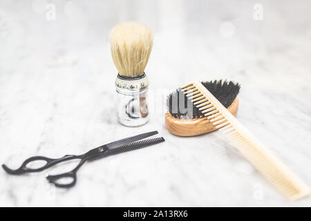 Rasieren und Friseur- Geräte auf dem Schreibtisch. Stockfoto