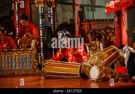 Gamelan Ensemble ist die traditionelle Musik der Shona, Sundanesisch, und Balinesischen in Indonesien, die sich überwiegend aus perkussiven Instrumenten. Stockfoto