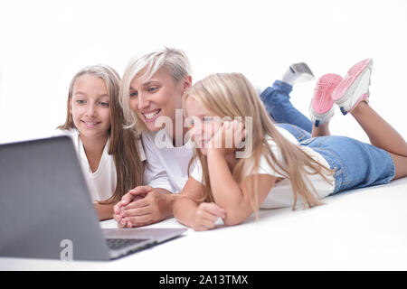 Mutter und Töchter ihre Lieblings Videos auf einem Laptop Stockfoto