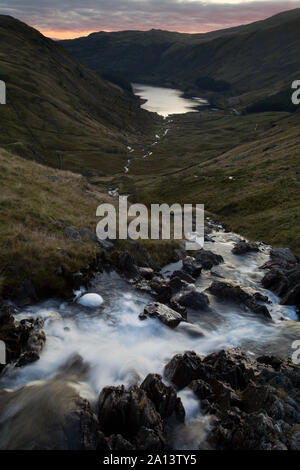 Kleine Wasser Beck fließen zu Haweswater, im englischen Lake District in der Morgendämmerung Stockfoto